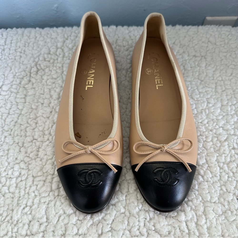 CHANEL Two-Tone Beige and Black Cap-Toe Ballet Flats